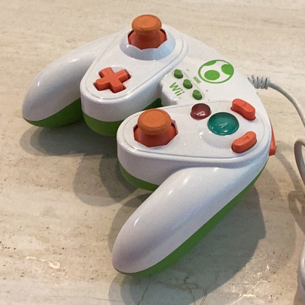 Yoshi Wired Fight Pad Controller Wii U & Wii - Picture 7 of 9